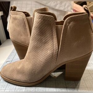 Universal Thread Women’s faux Suede Slip On Heeled Ankle Boots Shoes Size 7.5